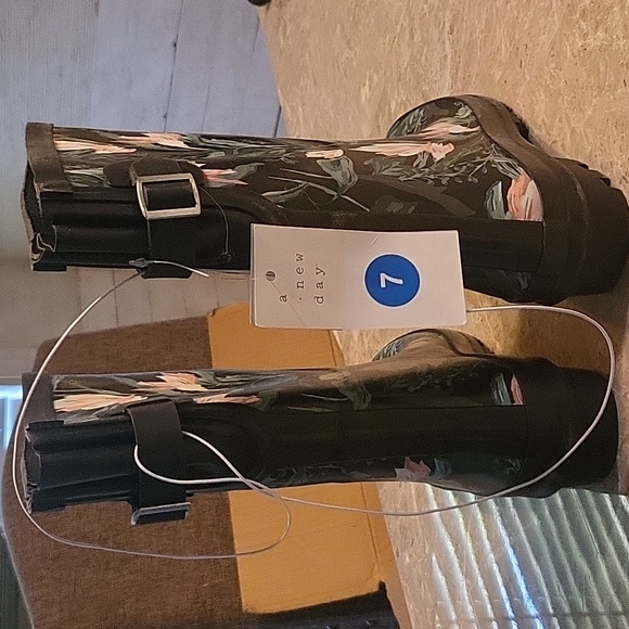 NWT rain boots/sloggers - Picture 3 of 6